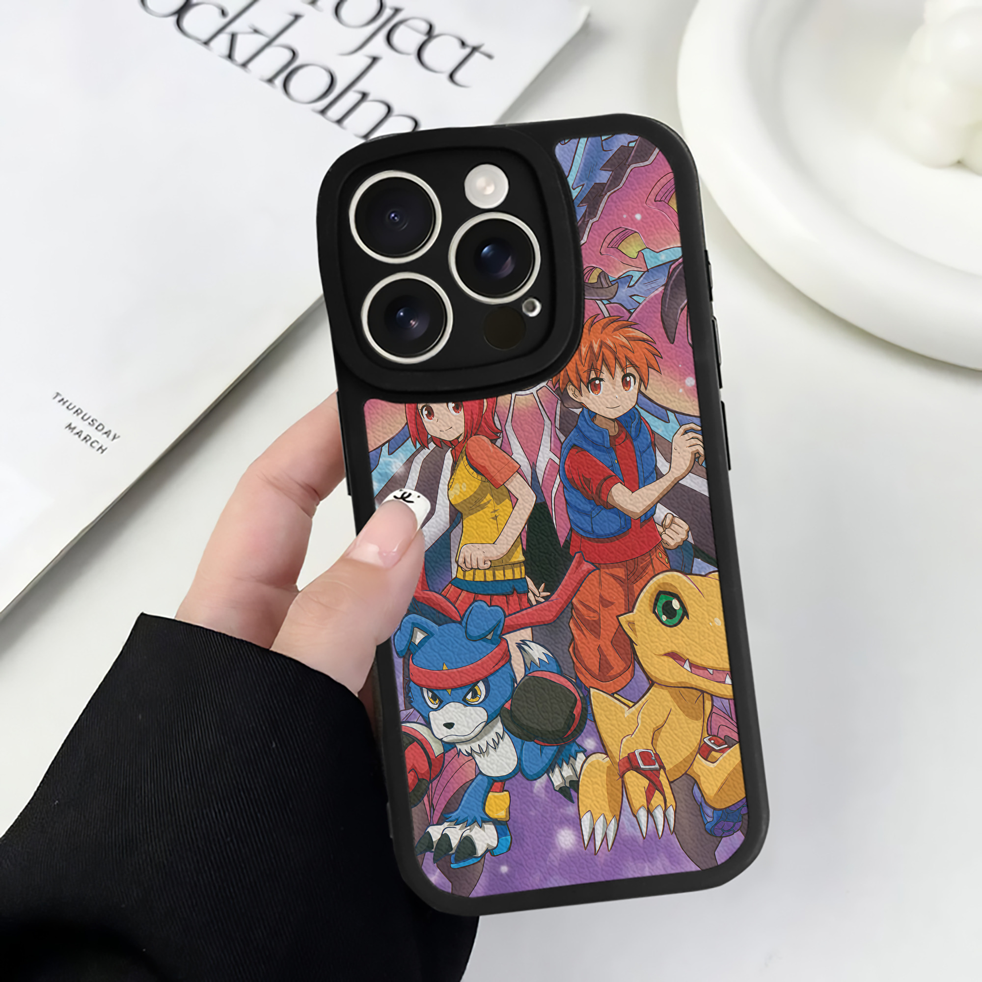 （画像用） Digimon デジタルモンスター/デジモン 【iPhone 16シリーズ対応】シリコンスマホケース（レザー調） 材質：シリコン